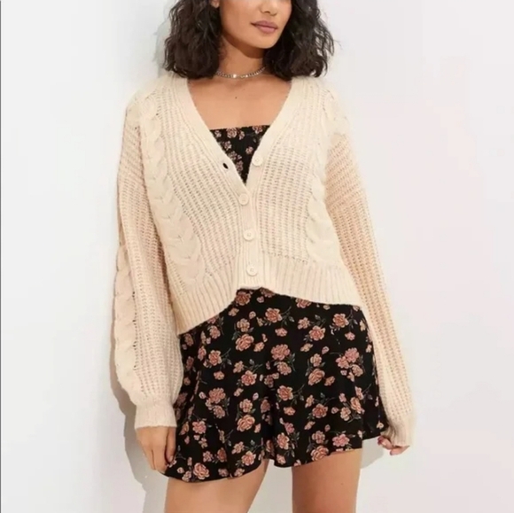 NWT American Eagle Chunky Cable Knit Button Down Cardigan Medium - Picture 1 of 5